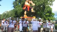 Ogoh-ogoh ini diarak dari alun-alun Kantor Wali Kota Kupang dan berakhir di halaman Mapolda NTT diiringi taburan gamelan. Selanjutnya, ogoh-ogoh itu disucikan atau dibakar dalam menyambut Hari Raya Nyepi Tahun Baru Saka 1039.