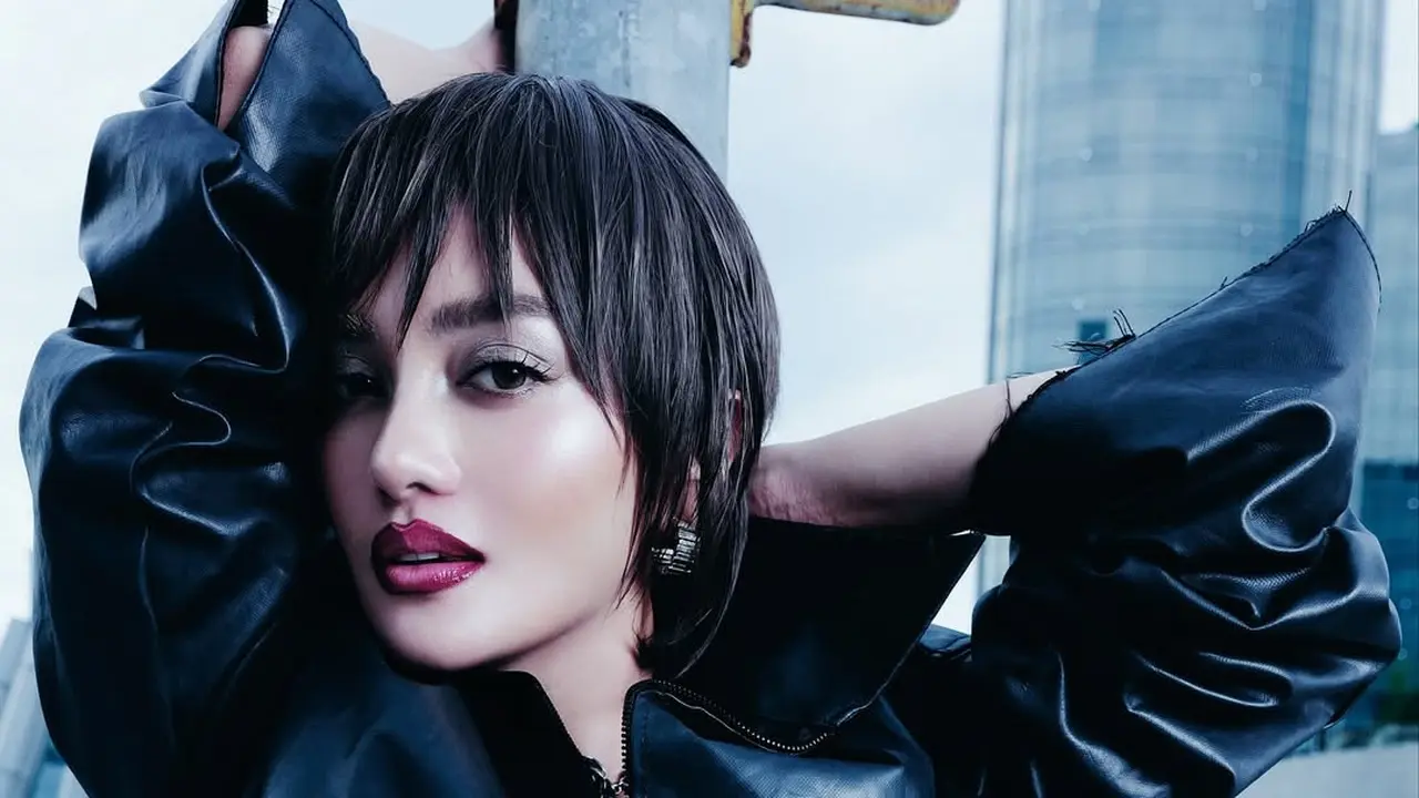 Gaya Powerful Ririn Ekawati dengan Rambut Pixie dan Smokey Makeup di Pemotretan Terbaru