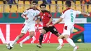 Mesir memulai pertandingan dengan kurang meyakinkan. Mohamed Salah dan kolega terlihat kesulitan menguasai bola dan sering melakukan salah umpan. (AFP/Kenzo Tribouillard)