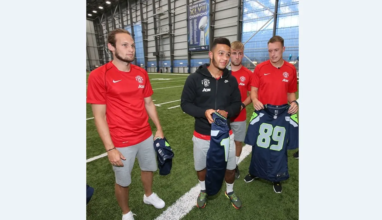 Pemain Manchester United, Jonny Evans, Daley Blind, Memphis Depay, Luke Shaw dan Phil Jones berkunjung ke markas klub NFL, Seattle Seahawks. (Manutd.com)