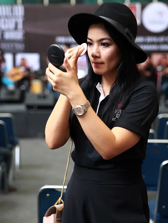 Ditemui saat Jumpa Pers Maulid Event "A Maulid, The Gift of The Rose" di Belpark Mall, Jakarta Selatan, Selasa (19/1/2016), Titi Kamal juga berbagi pengalamannya dalam membesarkan buah hati tercintanya. (Deki Prayoga/Bintang.com)