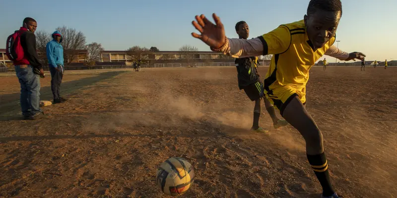 Keseruan Warga Afrika Selatan Bermain Bola di Lapangan Berdebu