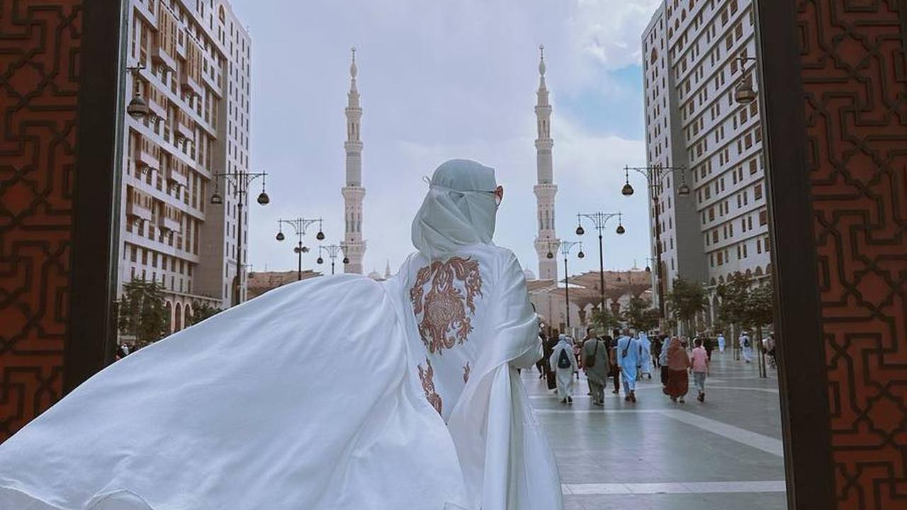 8 Potret Isa Zega yang Santai Bergaya dengan Cadar Saat Umrah, Disebut Nistakan Agama - Identitasnya Jadi Sorotan