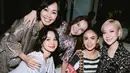 Lebih dari 30 penyanyi Tanah Air lintas generasi gelar acara buka puasa bersama. Terlihat deretan busana print yang kompak dikenakan oleh para penyanyi perempuan. Mulai dari Bunga Citra Lestari hingga Vinna Panduwinata
