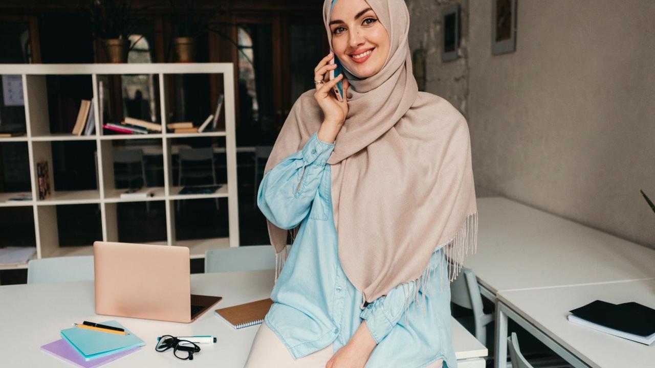 Ilustrasi Baju Tunik Kantor Berjilbab