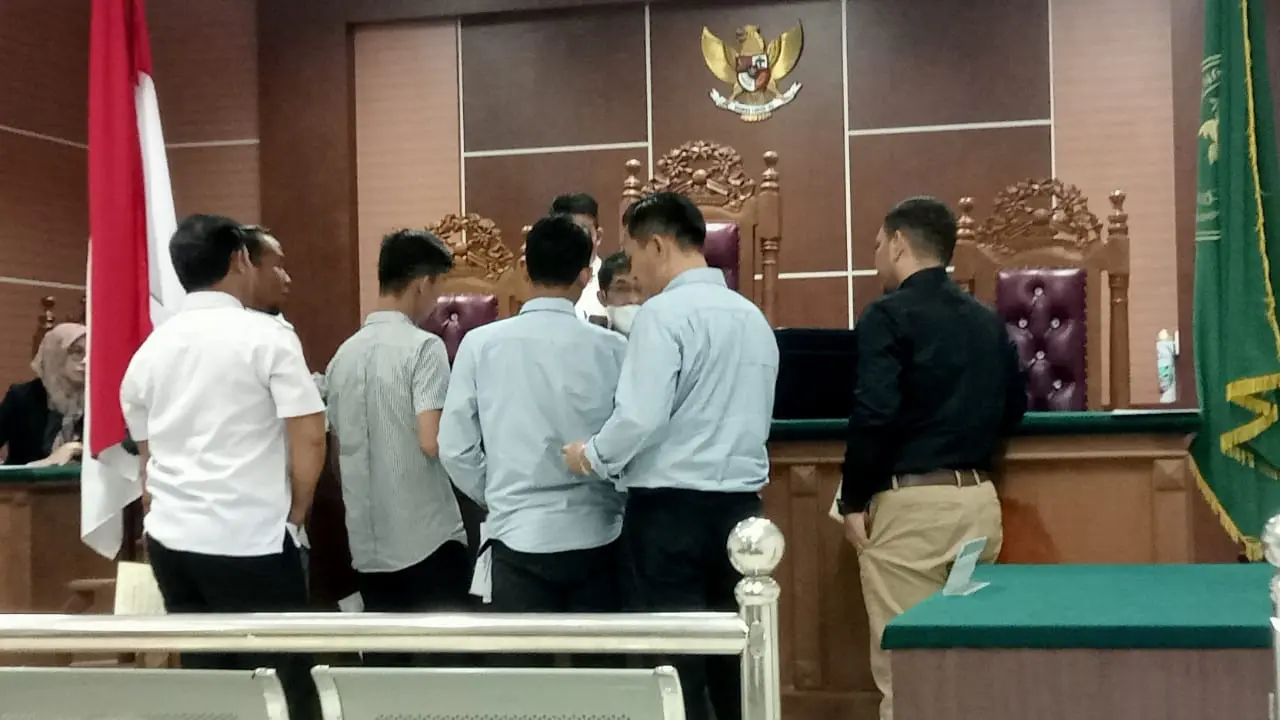 Sebagian dari 12 pengacara pemohon menyerahkan legalitas dan identitas untuk proses Prapradilan penggelapan Barang Bukti Sabu oleh 9 oknum polisi Batam. (Foto: Liputan6.com/Ajang Nurdin)