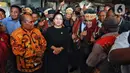 Ketua DPR Puan Maharani (tengah) menyampaikan keterangan usai Rapat Paripurna ke-10 masa persidangan II tahun 2022-2023 di Kompleks Parlemen, Senayan, Jakarta, Selasa, (17/11). Rapat Paripurna DPR RI mengesahkan pembentukan provinsi Papua Barat Daya. (Liputan6.com/Angga Yuniar)