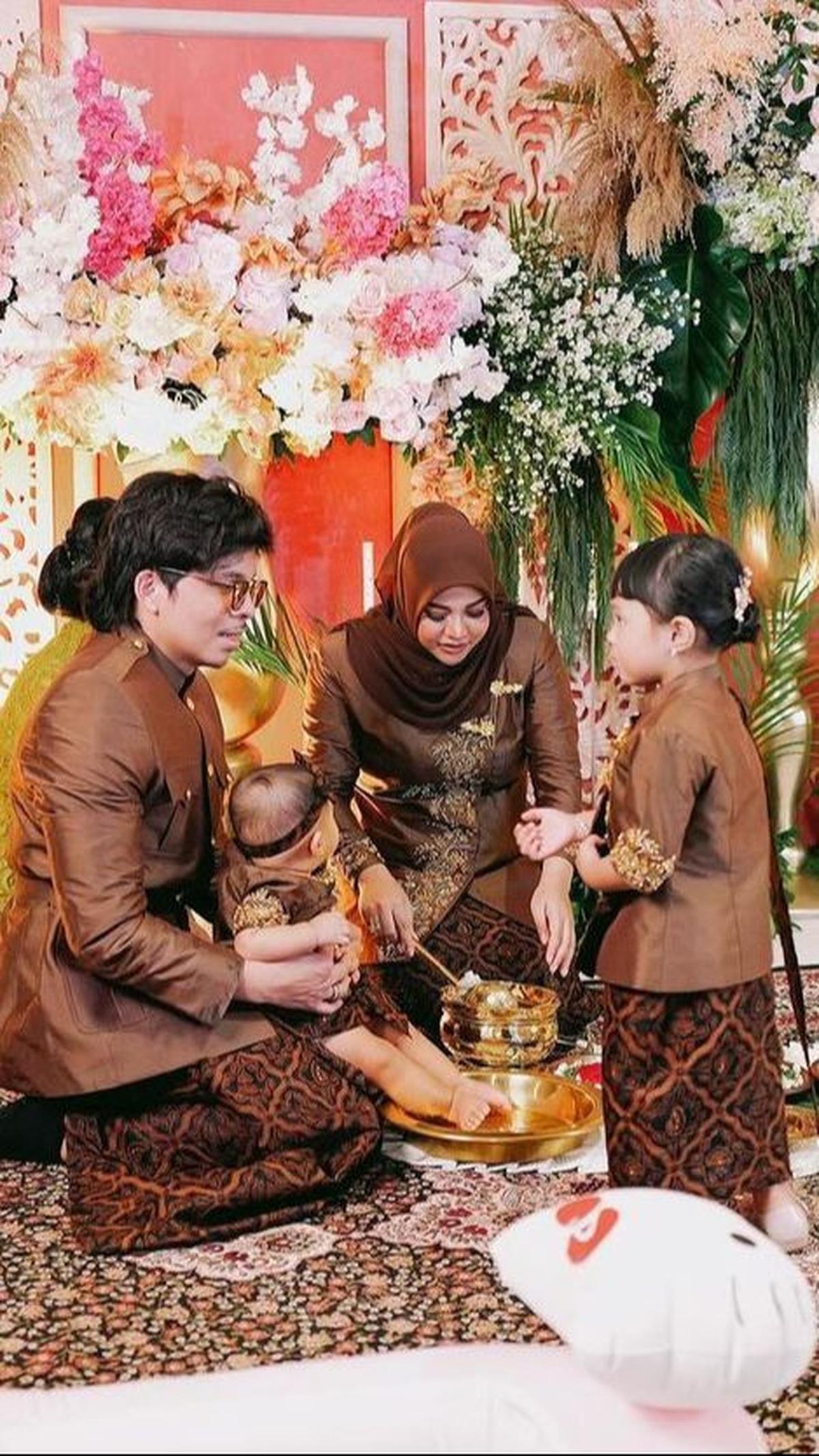 Aurel tetap memancarkan pesona cantiknya. Erich, stylistnya, menyatakan bahwa Aurel telah menurunkan berat badan, terbukti dari ukuran bajunya yang kini dari XL berubah menjadi M. Informasi ini diungkapkan saat Aurel bersiap untuk menghadiri acara lamaran