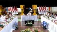 Presiden Jokowi memimpin rapat di PT PAL Surabaya (Foto: Dok Sekretariat Presiden)