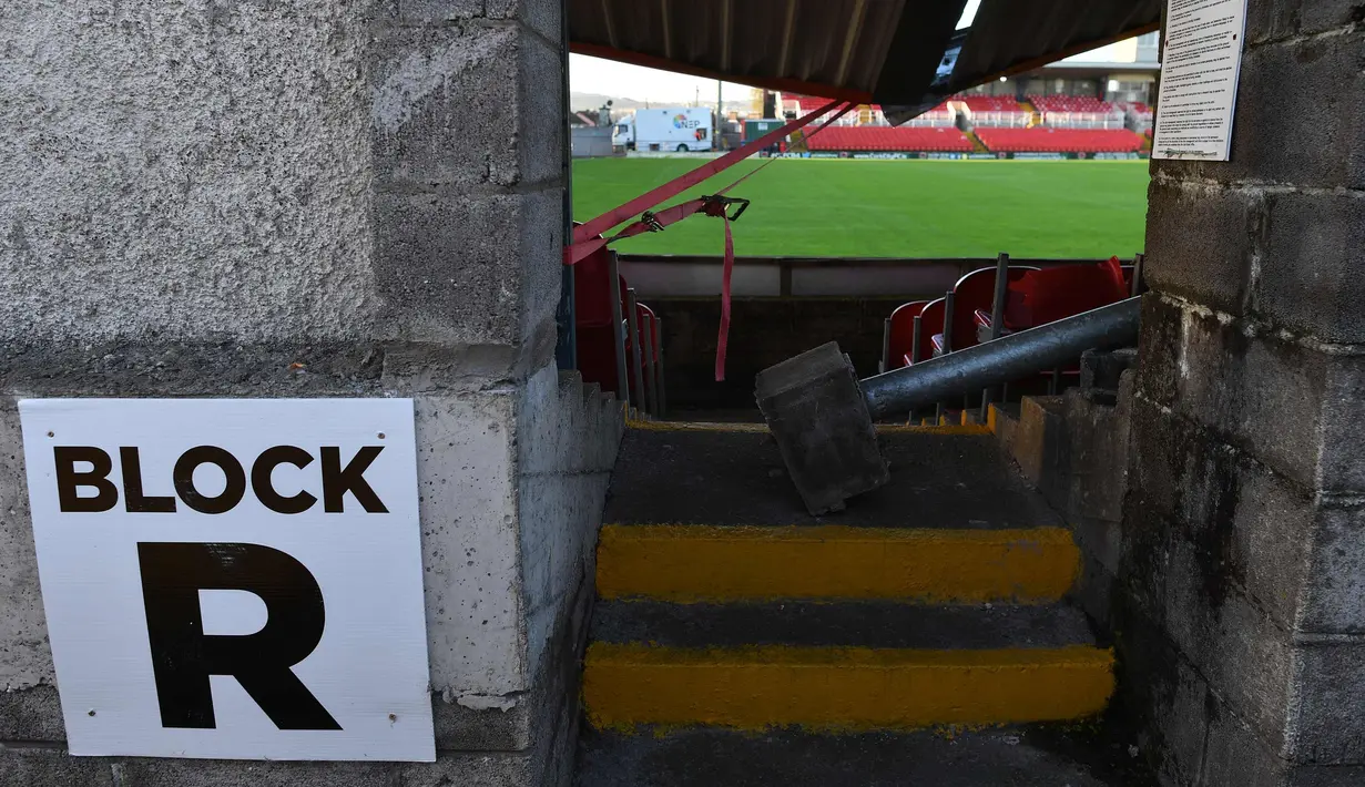 Kondisi stadion Turners Cross usai diterjang badai Ophelia di kota Cork, Irlandia barat daya (17/10). Badai yang pernah menerjang Samudra Atlantik pada 1939 ini menghantam pantai Irlandia yang mengakibatkan kerusakan. (AFP Photo/Ben Stansall)