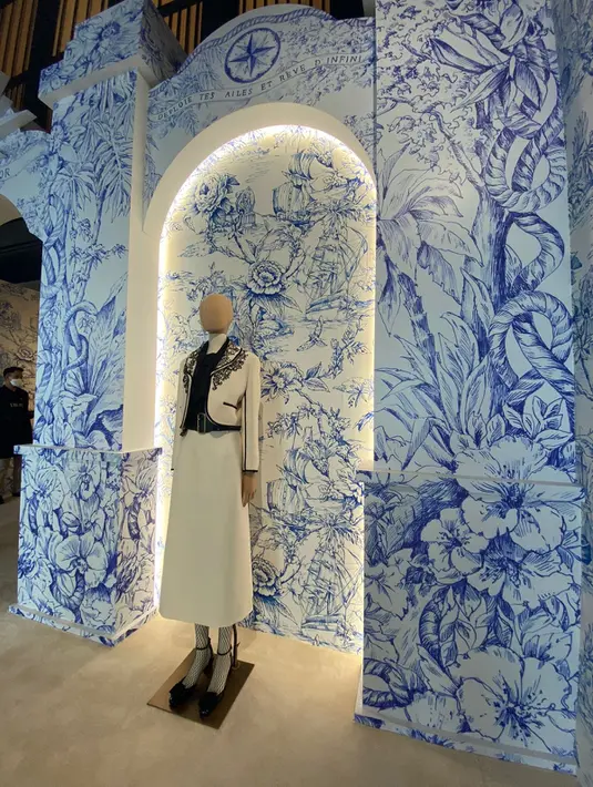 <p>Dior sukses memadukan daya tarik, sebuah penghormatan budaya, hingga interpretasi khas. Kesemuanya menjelma dalam balutan busana dan aksesori siap pakai, bahkan menjadi collectable items yang patut untuk dimiliki,/ / Foto: Adinda Tri Wardhani - Fimela.com.</p>