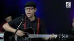 Adam Suraja unjuk kebolehannya dalam menyanyikan lagu-lagu pop balada bergaya 1990-an. Hanya di Akustik Plus!