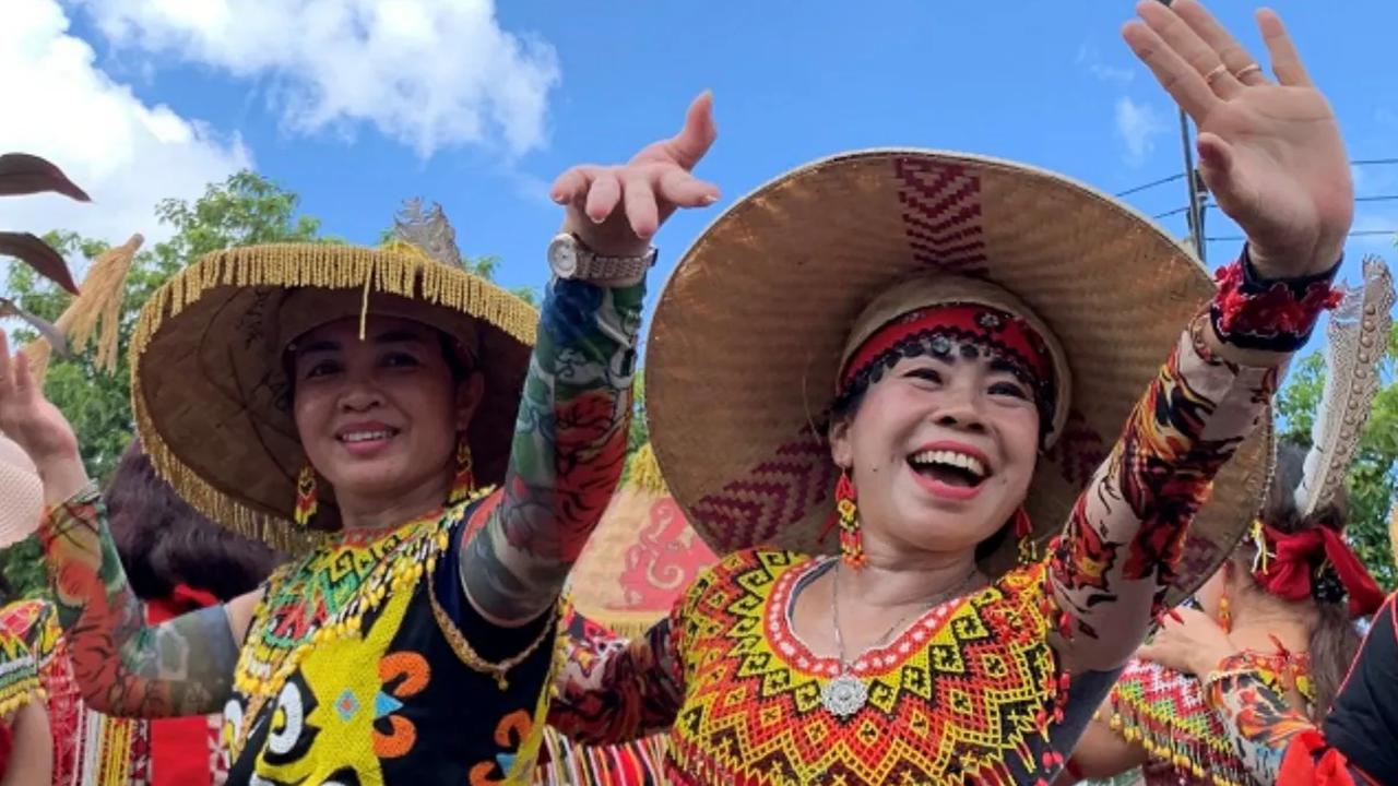 Indonesia dikenal memiliki pelbagai suku, ras dan budaya. Salah satu suku yang ada di Indonesia adalah Suku Dayak