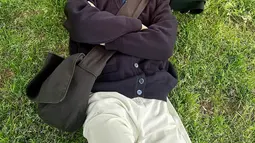 Selain lekat dengan sosok agamis, pemilik nama lengkap Nashron Azizah juga dikenal inspiratif. Ia adalah cucu dari Tuan Guru Mustafa, pendiri Pondok Pesantren Al Aziziyah. Gus Zizan lahir di Kapek Gunungsari, Lombok Barat. Orangtuanya merupakan Hafiz Al-Qur'an, ialah Tuan Guru Khalid Nawawi dan Hj Fauziyatin. (Liputan6.com/IG/@zannnsrn)