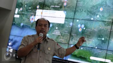 Kepala Pusat Data dan Informasi BNPB, Sutopo Purwo Nugroho memberikan keterangan soal banjir dan longsor yang melanda daerah di Jawa Tengah, Gedung BNPB, Jakarta, Senin (20/6/2016). (Liputan6.com/Faizal Fanani)
