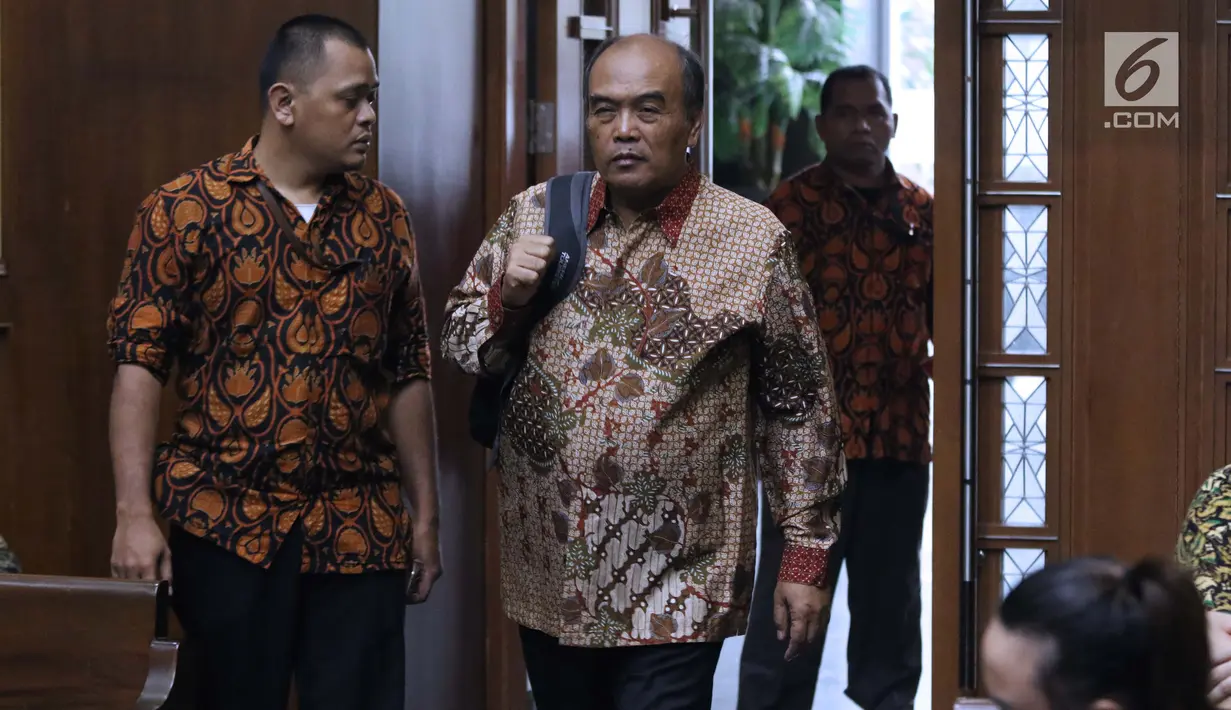 Mantan Direktur Utama PT Asuransi Jasa Indonesia, Budi Tjahjono bersiap menjalani sidang pembacaan putusan di Pengadilan Tipikor, Jakarta, Rabu (10/4). Hakim menjatuhkan hukuman pidana kepada B