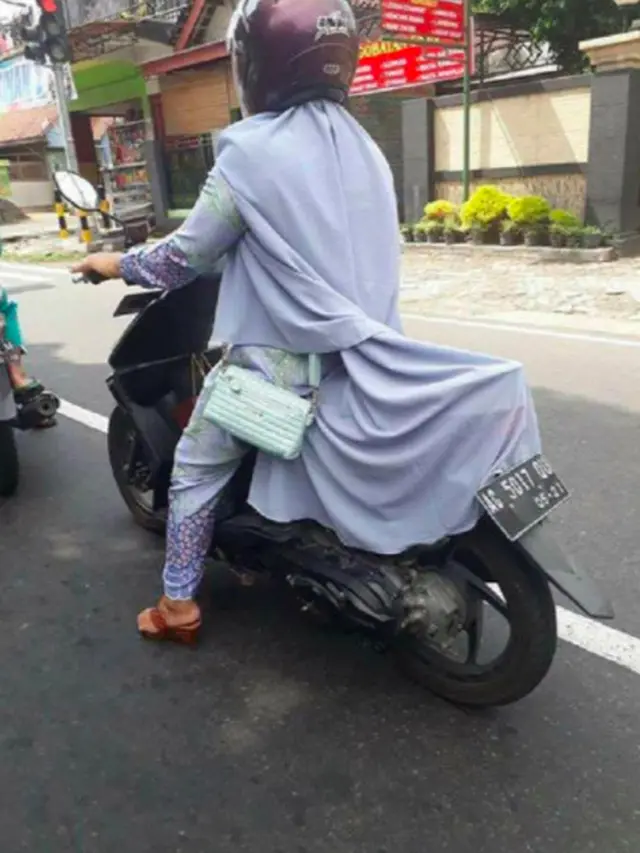 9 Momen Santai Emak-Emak Saat di Jalan, Lucu tapi Bikin Geregetan