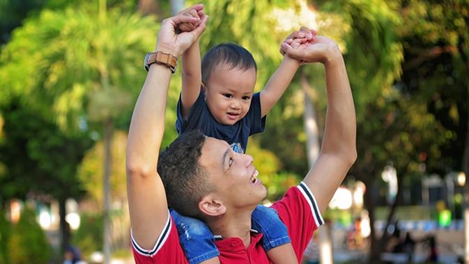 Jadi Banteng Ternak Bapak Ganteng Anter Anak Why Not Parenting Fimela Com Kupergi sekolah sampai nanti karoke. jadi banteng ternak bapak ganteng