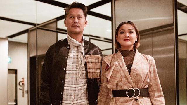 7 Potret Manis Nirina Zubir dan Ernest Syarif, Kompak Banget