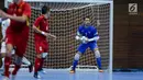 Kiper timnas futsal putra Indonesia muhamad Yusuf Kurniawan  saat berlaga melawan Vietnam dalam laga ketiga futsal SEA Games 2017 di Shah Alam, Malaysia, Jumat (25/8). Timnas futsal putra Indonesia kalah dengan skor 1-4. (Liputan6.com/Faizal Fanani)