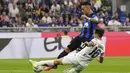 Pemain Inter Milan, Lautaro Martinez melepaskan tendangan saat melawan Fiorentina pada laga Liga Italia pekan ketiga Serie A 2023/2024 di Stadion Giuseppe Meazza, Minggu (03/09/2023). Inter Milan menang dengan skor 4-0. (AP Photo/Antonio Calanni)