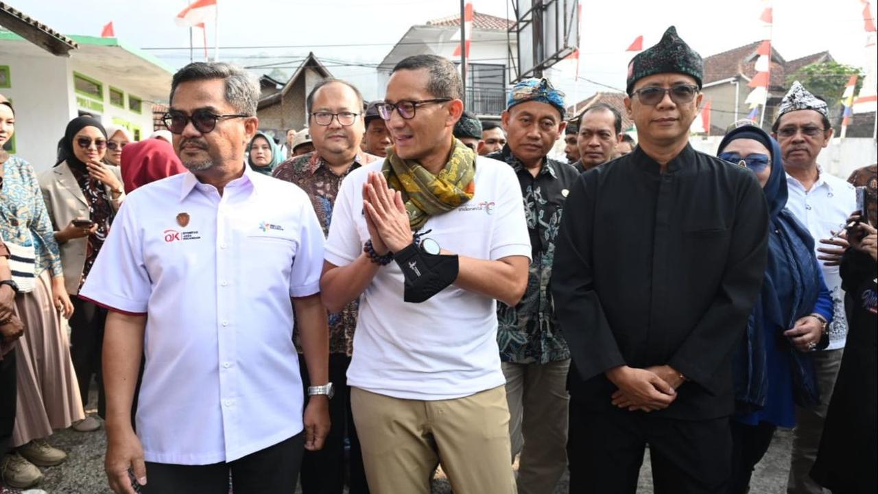 Menteri Pariwisata dan Ekonomi Kreatif (Menparekraf), Sandiaga Uno menunjukkan komitmen terhadap pengembangan sektor pariwisata di Indonesia.