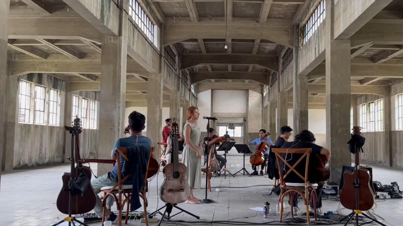 Nadin Amizah Jalani Rehearsal di Gedung Tua, Kisah Persiapan Showcase yang Sarat Makna