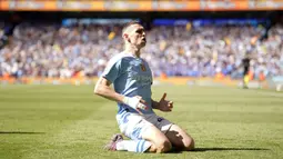 Selebrasi gelandang Manchester City, Phil Foden setelah mencetak gol pertama timnya ke gawang West Ham United pada laga pekan terakhir Liga Inggris 2023/2024 di Etihad Stadium, Manchester, Minggu (19/5/2024). (AP Photo/Dave Thompson)