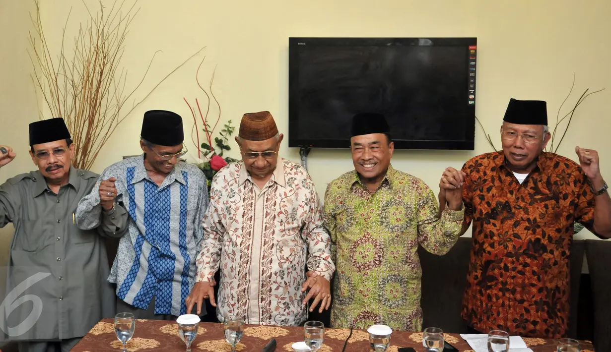 Para sesepuh dan pendiri PPP berfoto bersama  seusai memberi keterangan pers di Jakarta, Kamis (18/2). Para sesepuh PPP mengajak kedua kubu yakni Djan Farid dan Romahurmuziy segera mengakhiri perseteruan dengan segera islah. (Liputan6.com/Johan Tallo)