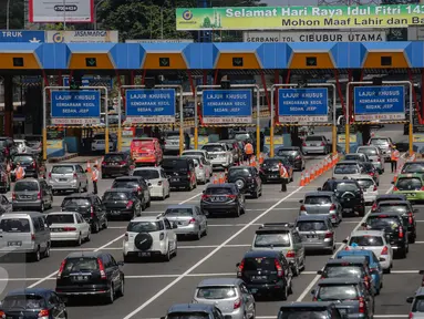 Sejumlah mobil melintas di Tol Jagorawi, Jakarta, Jumat (17/7/2015). Libur Idul Fitri dan cuti bersama dimanfaatkan warga Jakarta dan sekitarnya untuk bersilaturahmi dan berwisata bersama keluarga di sejumlah tempat wisata. (Liputan6.com/Faizal Fanani)