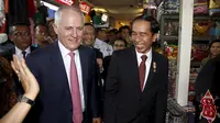 Presiden Indonesia Joko Widodo (kanan) dan Perdana Menteri Australia Malcolm Turnbull saat blusukan di Blok A Pasar Tanah Abang, Jakarta, Kamis (12/11). (REUTERS/Darren Whiteside)