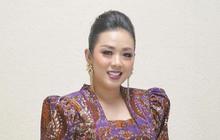8 Foto Gaya Outfit Batik Soimah yang Buktikan Bahwa Kain Tradisional Bisa Tetap Fashionable!