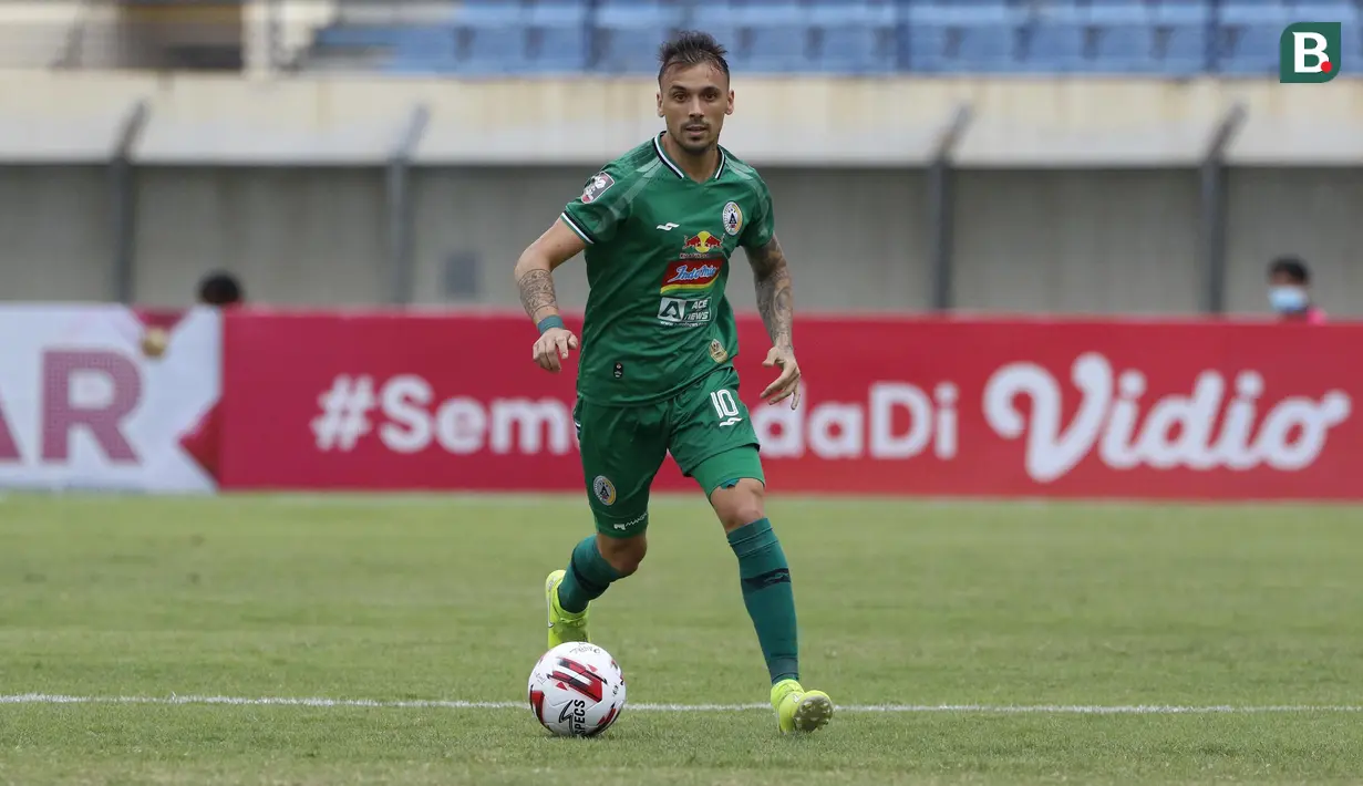 Sriker PS Sleman, Velez Nicolas Leandro menggiring bola saat menghadapi Persik Kediri dalam laga matchday ke-3 Grup C Piala Menpora 2021 di Stadion Si Jalak Harupat, Bandung, Kamis (1/4/2021). (Bola.com/Ikhwan Yanuar)