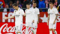 Pemain Real Madrid, Luka Modric, tampak kecewa setelah ditaklukkan Girona pada laga Liga Spanyol di Stadion Montilivi, Rabu (26/04/2023). Luka Modric dan kawan-kawan dipecundangi tetangga Barcelona itu dengan skor 2-4. (AP Photo/Joan Monfort)