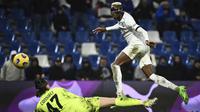 Pemain Napoli, Victor Osimhen (kanan) mencetak gol ke gawang Sassuolo yang dijaga oleh kiper Andrea Consigli pada laga lanjutan Liga Italia 2023/2024 di Mapei Stadium, Reggio Emilia, Italy, Kamis (29/02/2024) dini hari WIB. (AP Photo/LaPresse/Massimo Paolone)