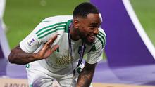 Penyerang Inggris Ahli bernomor punggung 99, Ivan Toney, merayakan kemenangannya dengan medali setelah memenangkan pertandingan final Liga Champions AFC antara Al-Ahli dari Arab Saudi dan Kawasaki dari Jepang di King Abdullah Sports City di Jeddah pada 3 Mei 2025. (AFP)