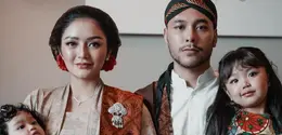 Siti Badriah dan Krisjiana Baharuddin mengajak kedua anaknya menghadiri sebuah acara pernikahan. Keluarga ini pun tampil dengan dress code Jawa sesuai dengan tema acara pernikahan. [@sitibadriahh]
