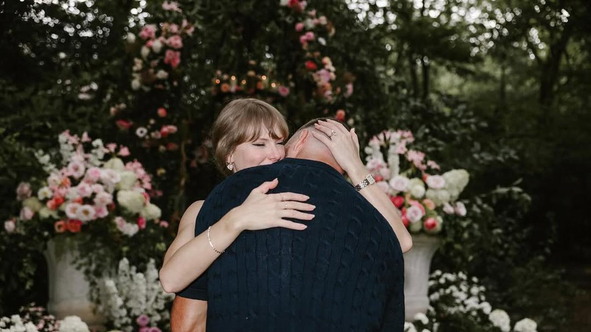 5 Cincin Tunangan Mewah Para Artis pada 2025, dari Taylor Swift hingga Dua Lipa