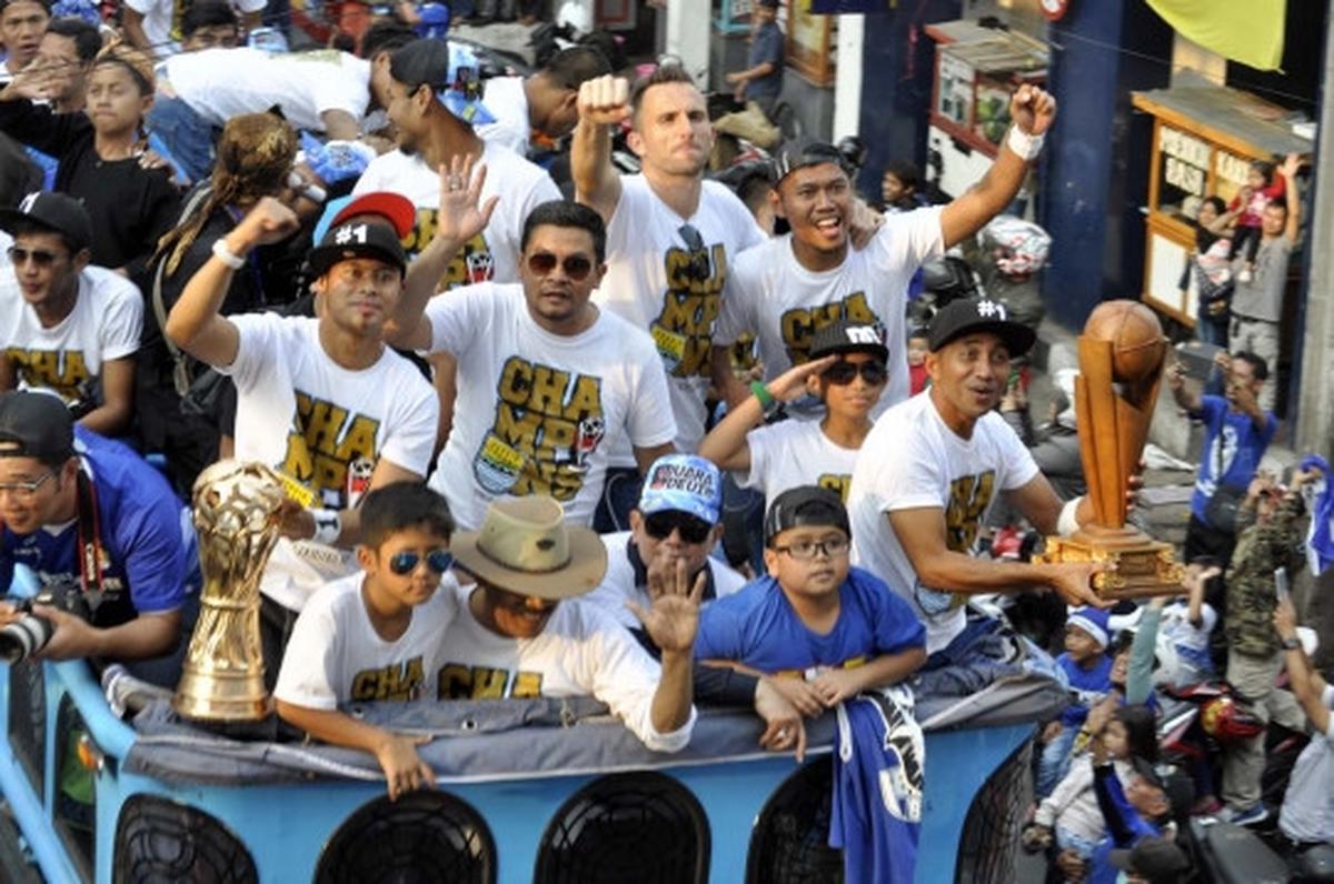 Pawai kejuaraan Persib, lautan Bobotoh birukan Bandung