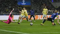 Pemain Inter Milan, Lautaro Martinez (kanan) berusaha menjebol gawang FC Porto yang dijaga oleh Diogo Costa (kiri) dalam pertandingan leg pertama babak 16 besar Liga Champions 2022/2023 yang berlangsung di San Siro, Milan, Kamis (23/2/2023) WIB. (AP Photo/Luca Bruno)