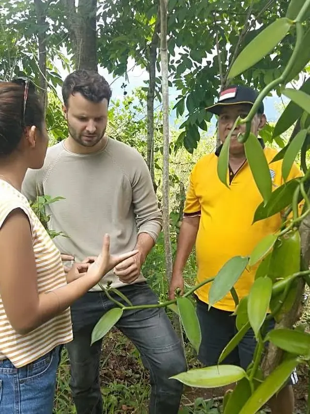 Warga negara asing yang mengunjungi kebun vanila salah satu anggota Koperasi Desa Ekspor Indonesia