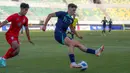 Pemain Austalia U-19, Jake Najdovski (kanan) mengontrol bola dibayangi pemain Thailand U-19, Jirapol Saelio saat laga semifinal Piala AFF U-19 2024 di Stadion Gelora Bung Tomo, Surabaya, Sabtu (27/07/2024). (Dok. PSSI)