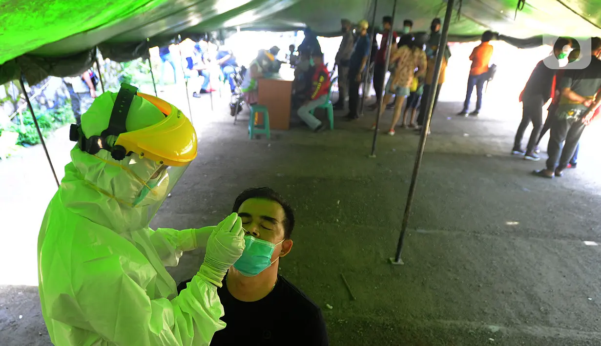 Wisatawan yang masuk ke wilayah Puncak  melakukan pemeriksaan rapid tes antigen di Gadog, Bogor, Kamis (24/12/2020). (merdeka.com/Arie Basuki)