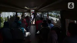 Warga naik bus tingkat Transjakarta dengan atap terbuka di Jakarta, Selasa (10/5/2022). Selama libur Lebaran, bus wisata tersebut melayani warga menuju berbagai rute destinasi wisata Ibu Kota. (merdeka.com/Imam Buhori)