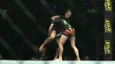 Gaya  Priscilla (kiri) melepaskan tendangan saat melawan petarung asal Filipina, Rome Trinidad pada ajang One Championship 2018 di Jakarta Convention Center, Sabtu (12/5/2018). Priscilla menang padan ronde pertama. (Bola.com/Nick Hanoatubun)