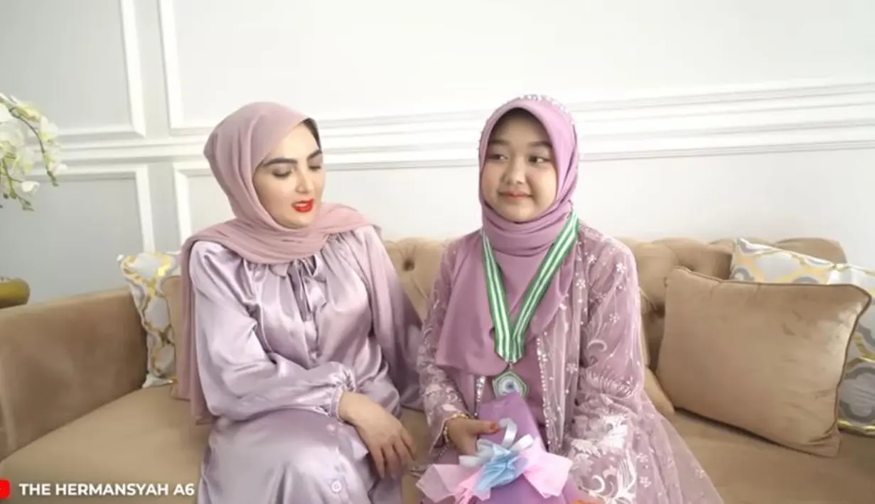 Di momen tersebut, keduanya kompak tampil berhijab serba ungu. Ashanty mengenakan silk dipadu pashmina. [Foto: IG/ashantyash/YouTube/The Hermansyah A6]
