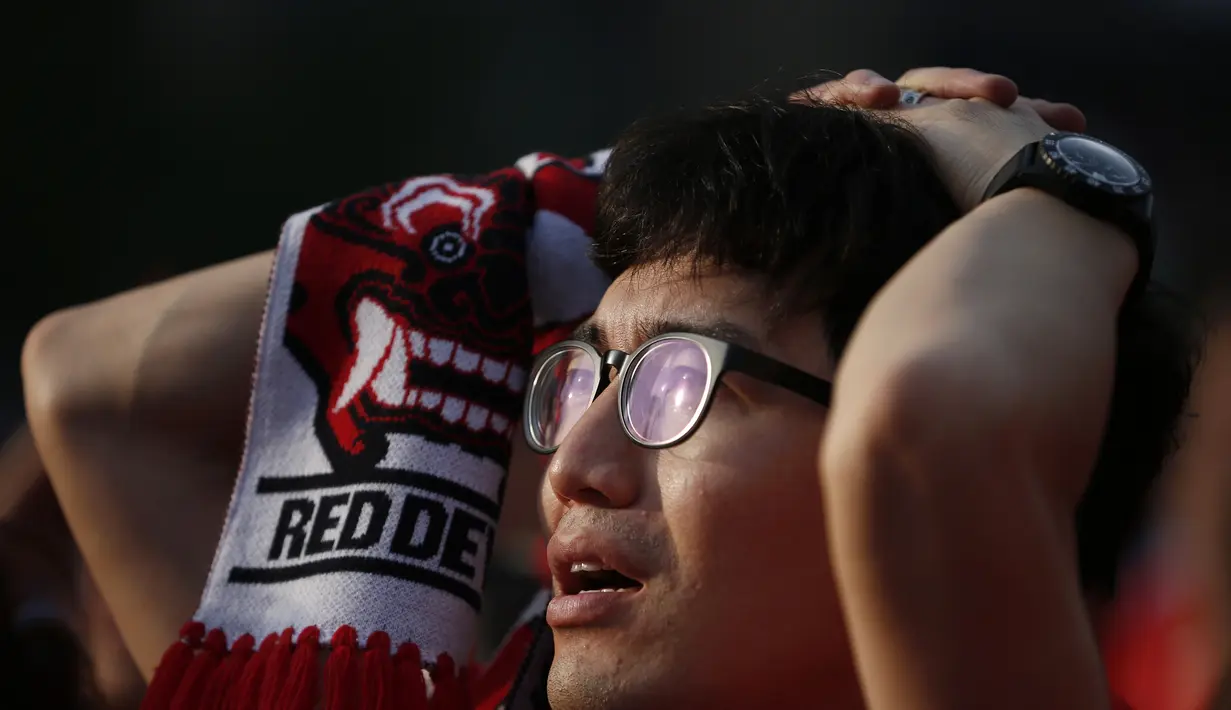 Ekspresi kekecewaan seorang warga Korea Selatan usai tim negaranya dikalahkan Belgia 0-1, Seoul, Jumat (27/6/14). (REUTERS/Kim Hong-Ji)