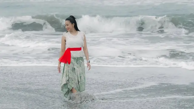 OOTD Yura Yunita Dibalut Bawahan Kain Batik saat di Yogyakarta. [@yurayunita]