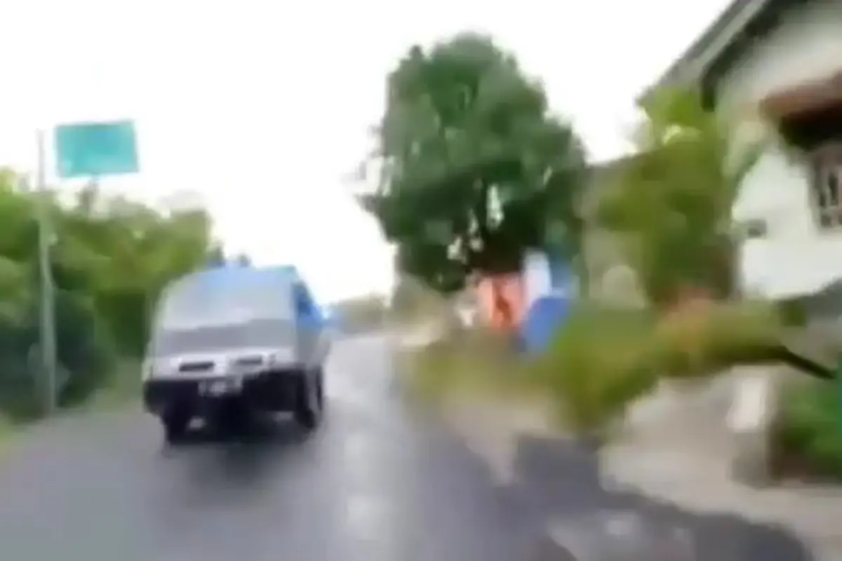 Seperti dilansir akun Instagram @fakta.indo, Minggu (14/3/2020), terlihat seorang penumpang motor merekam aksi ugal-ugalan mobil pikap.