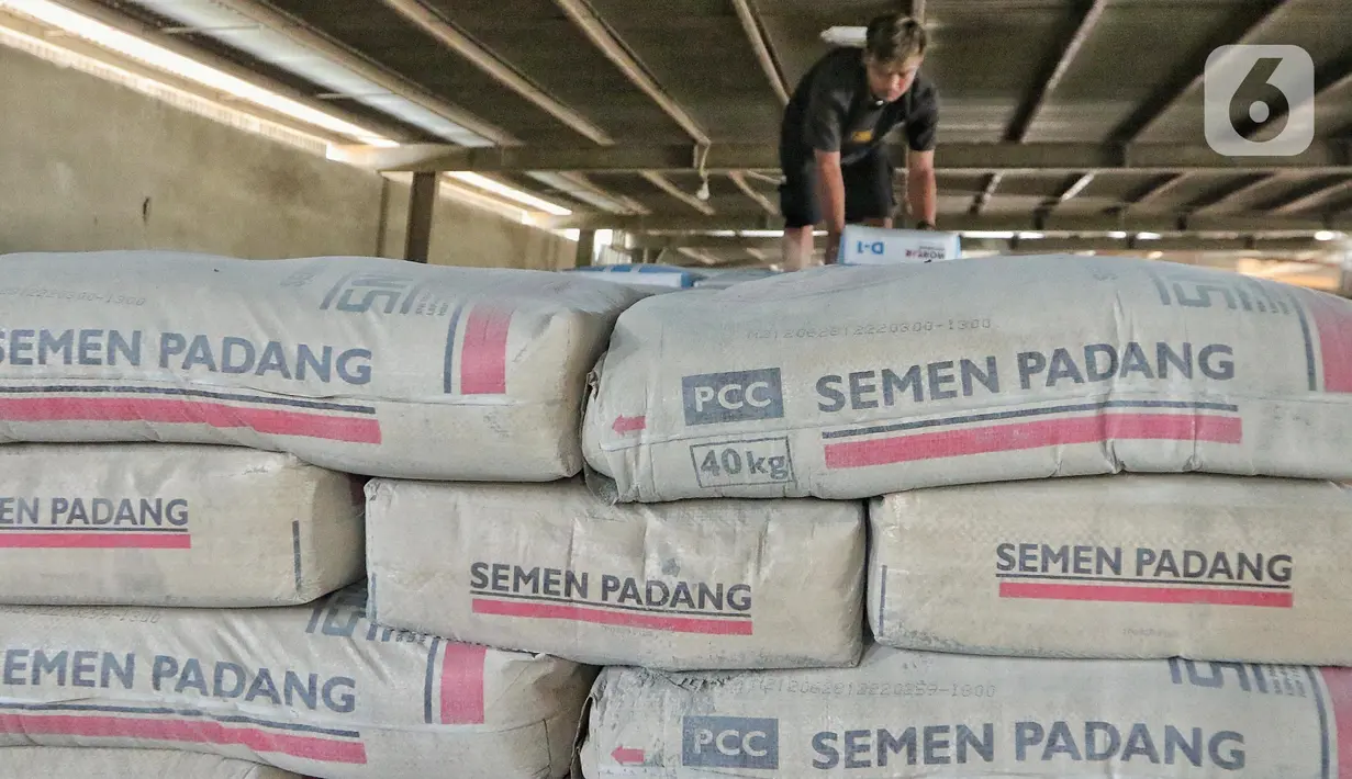 Aktivitas bongkar muat semen di Kawasan Jakarta Barat, Jumat (13/1/2023). Kepala BPS Margo Yuwono mengatakan tingkat inflasi harga bahan bangunan secara tahun kalender naik menjadi 6,87% (year on year/yoy). (Liputan6.com/Angga Yuniar)